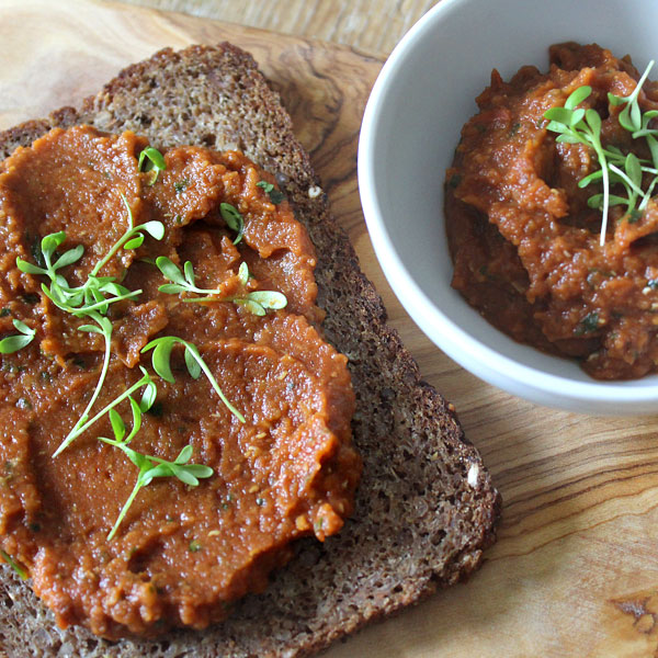 Veganer Brotaufstrich aus Linsen, Tomaten, Zwiebel & Knoblauch