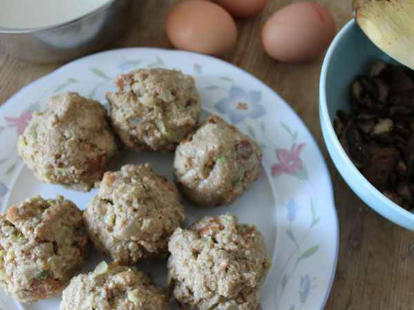 Leckere Semmelknödel mit Preiselbeersauce