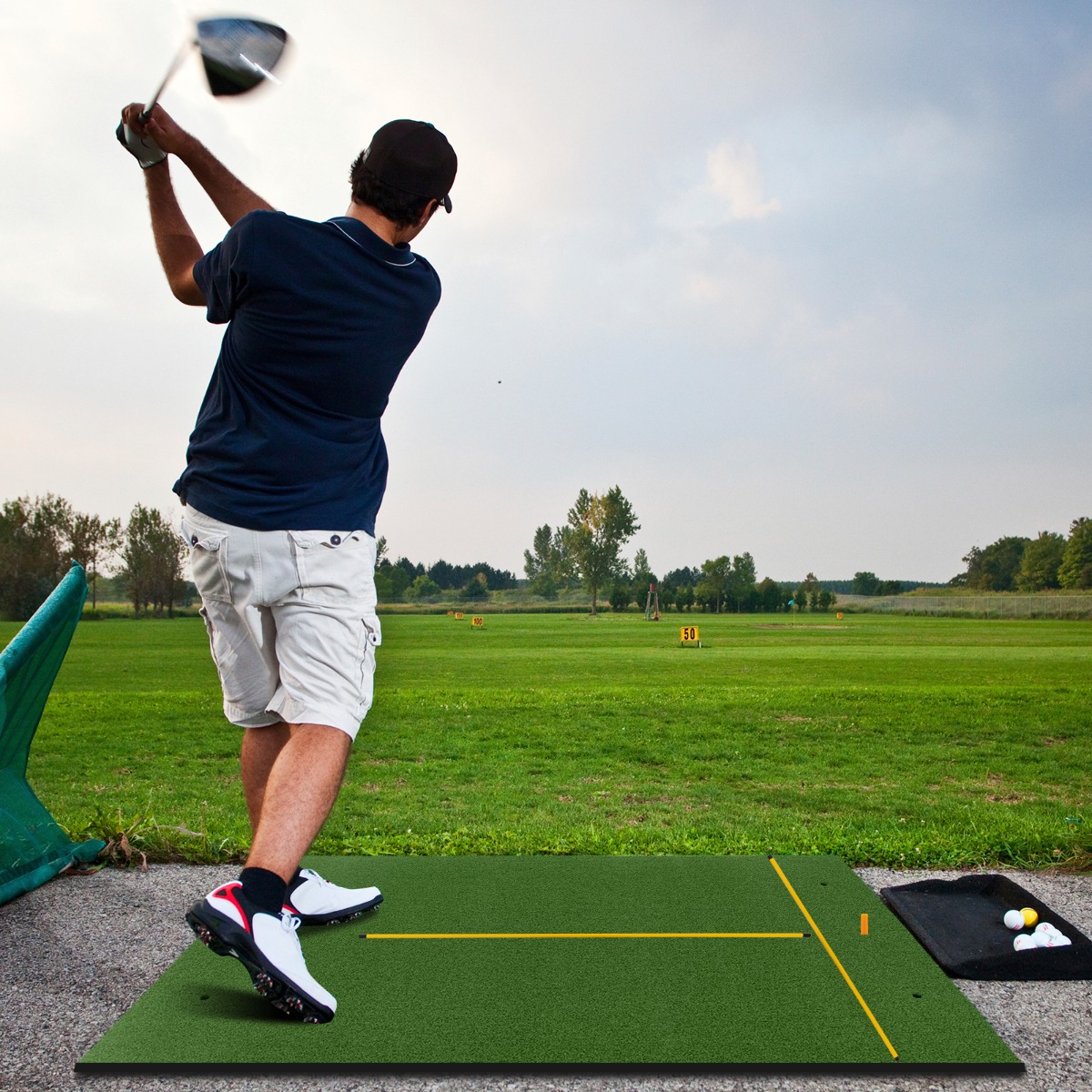 3-in-1-Abschlagmatte für Golf mit Kunstrasen 2 Golf-Tees 2 Ausrichtungsstäben & 6 vorgebohrten Abschlaglöchern 152 x 117 cm