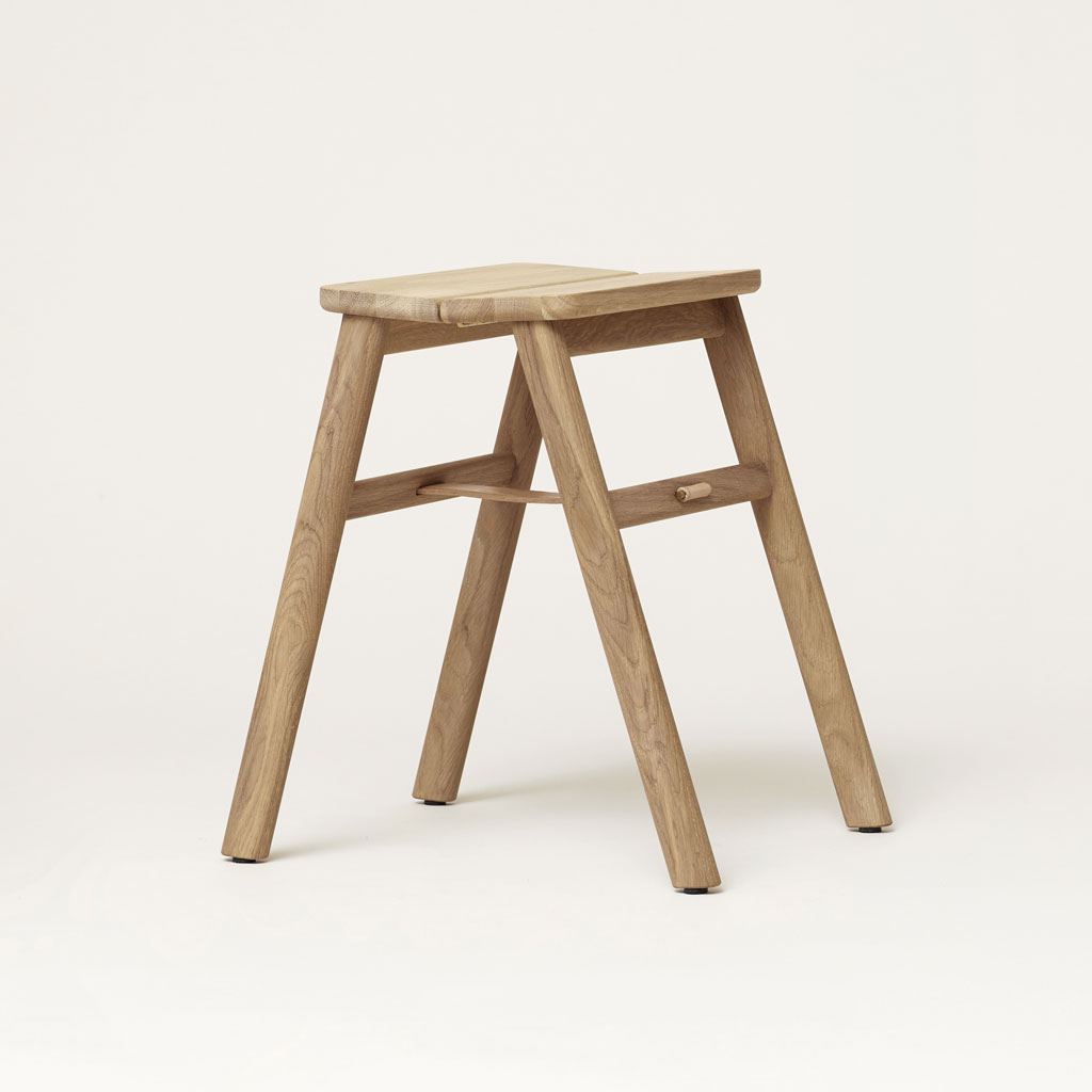 Form & Refine – Angle Foldable Stool – klappbarer Hocker aus Holz mit Wandhaken