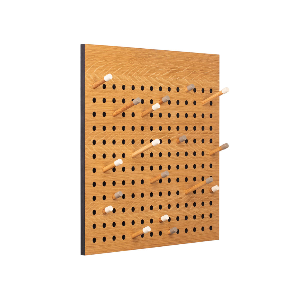 We Do Wood – Scoreboard – quadratische Wandgarderobe mit Holzpins