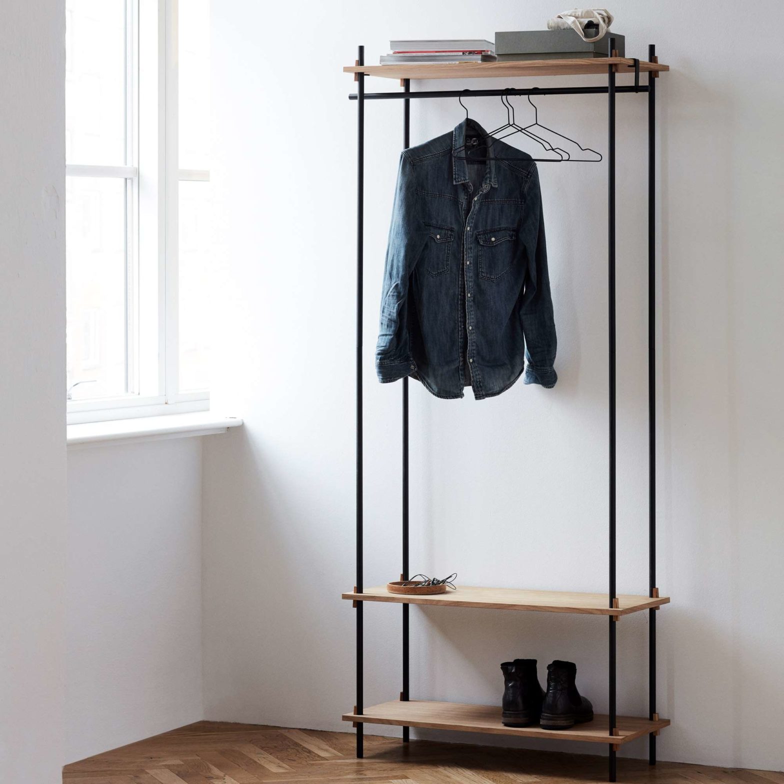 Moebe – Shelving System – Regalsystem als Garderobe mit Kleiderstange