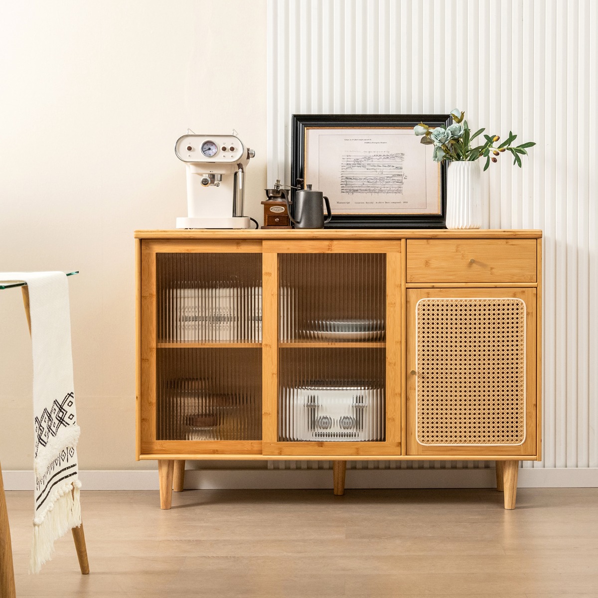 Moderner Buffetschrank mit Schiebetüren aus Gehärtetem Glas Rattan Boho Sideboard