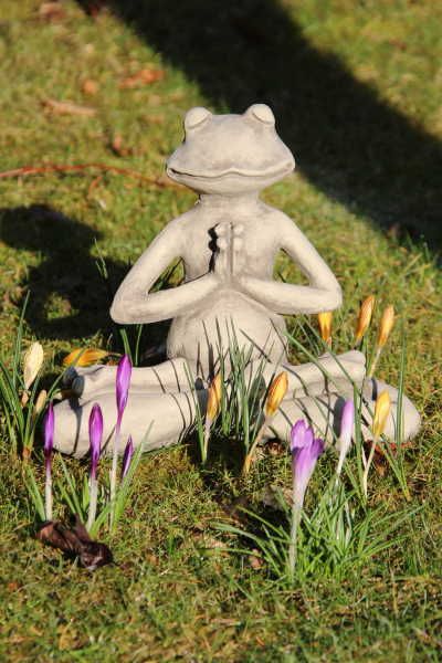 Gartenfigur YOGA-FROSCH „Der Lotus“, Steinguss – Original von Vidroflor