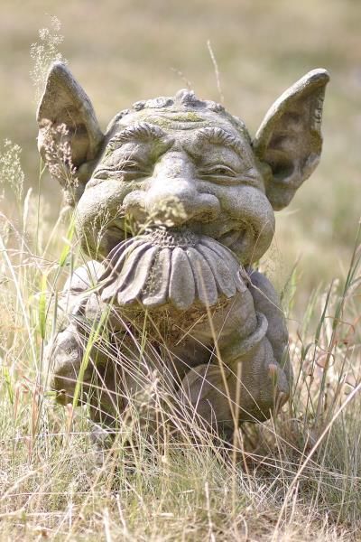 Gartenfigur Troll Blume „ARVID“, Steinguss – Original von Vidroflor