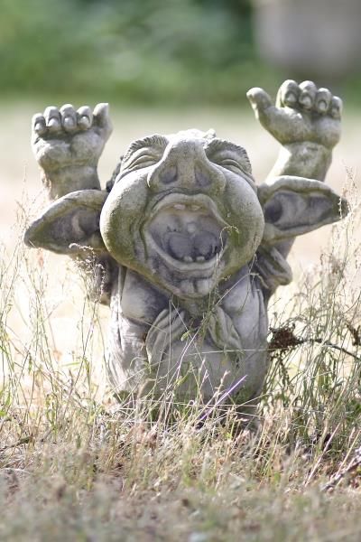 Gartenfigur Troll gähnend „DORIAN“, Steinguss – Original von Vidroflor