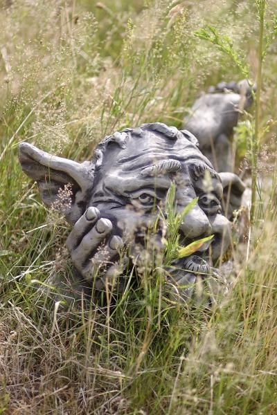 Gartenfigur Troll Faulenzer mit Blume „TYR“, Steinguss – Original von Vidroflor