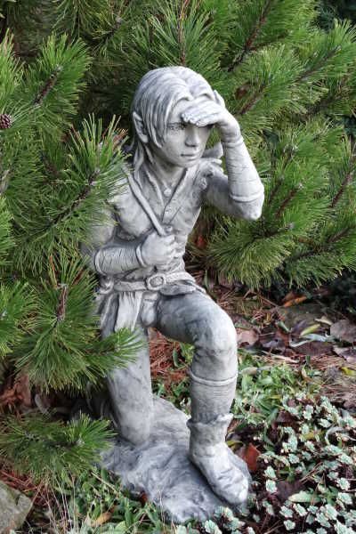 Gartenfigur Waldbewohner jagend „KASPER“, Steinguss – Original von Vidroflor