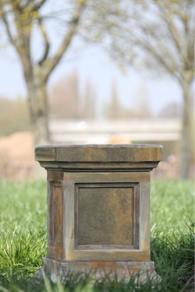 Gartenfigur Säule aus Steinguss, Rosteffekt – Original von Vidroflor