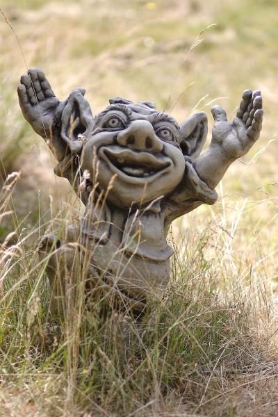 Gartenfigur Troll jubelnd „GALAHAD“, Steinguss – Original von Vidroflor