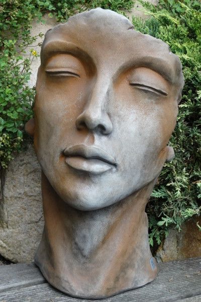 Gartenfigur Gesicht „FRAU“, Steinguss, Rosteffekt, klein – Original von Vidro…