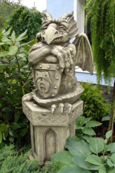 Gartenfigur „TÜRWÄCHTER MIT SCHILD“, Blick links, Steinguss – Original von Vi…