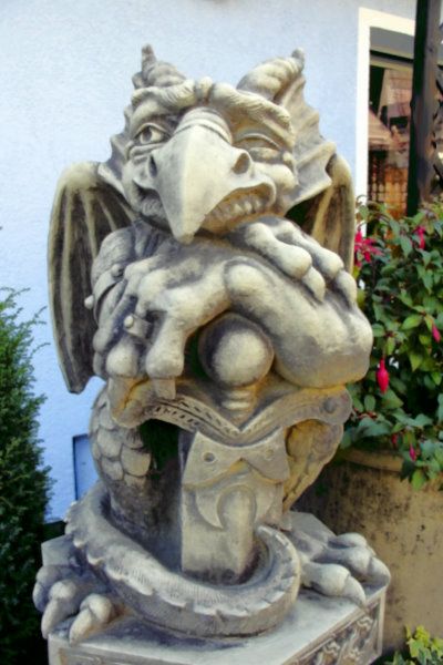 Gartenfigur „TÜRWÄCHTER MIT SCHWERT“, Blick rechts, Steinguss – Original von …