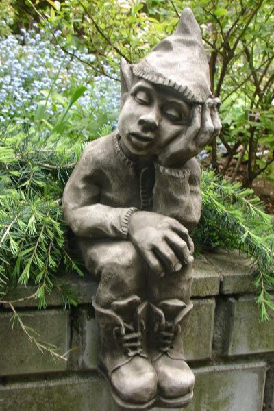 Gartenfigur „TREPPENSTUFENHOCKER“ träumend, © by Fiona Scott – Original von V…