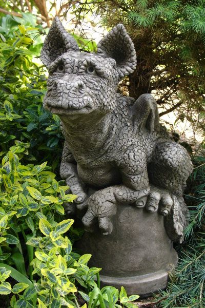 Gartenfigur Drache „BUDDY“ auf Blumentopf, © by Fiona Scott – Original von Vi…