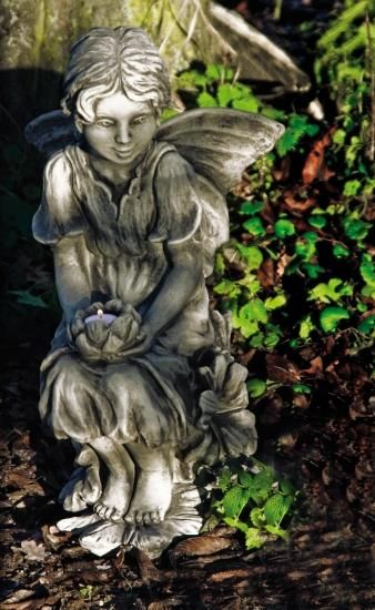 Gartenfigur FLOWER FAIRY „Malve“, Steinguss – Original von Vidroflor