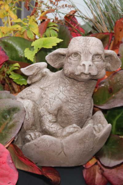 Gartenfigur Drachenbaby „SARAPHIR“, Steinguss © by Fiona Scott – Original von…