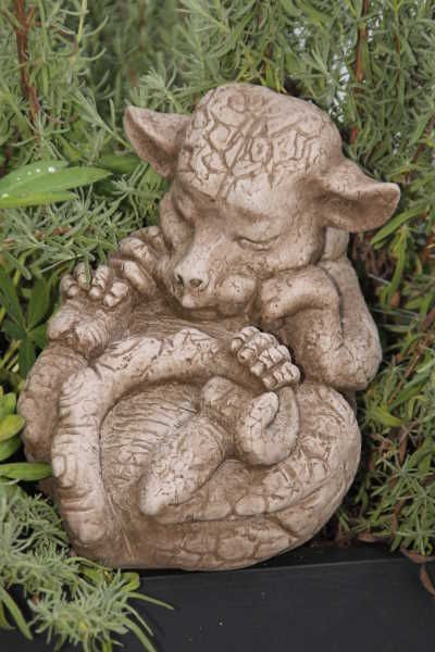 Gartenfigur Drachenbaby „SMARAGD“, Steinguss © by Fiona Scott – Original von …