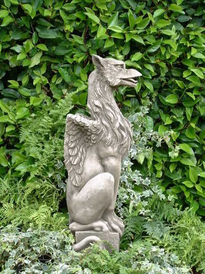 Gartenfigur „GRYPHON“, stolzer Drache, © by Fiona Scott – Original von Vidroflor