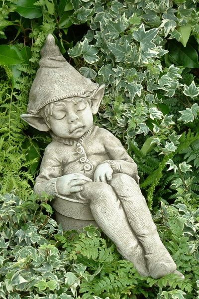 Gartenfigur „Joe, asleep…“, © by Fiona Scott, Steinguss – Original von Vidr…