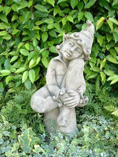 Gartenfigur „JENNY“, Elfe träumend, © by Fiona Scott – Original von Vidroflor