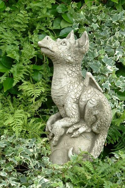 Gartenfigur „SNAP“, Drache, © by Fiona Scott, Steinguss – Original von Vidroflor