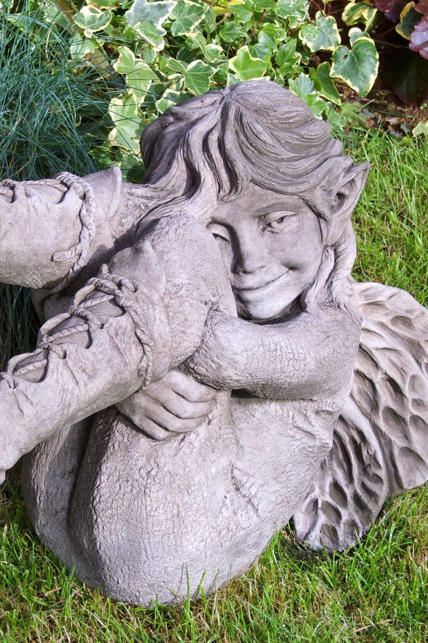 Gartenfigur „FAITH“, Elfe strampelnd, © by Fiona Scott – Original von Vidroflor