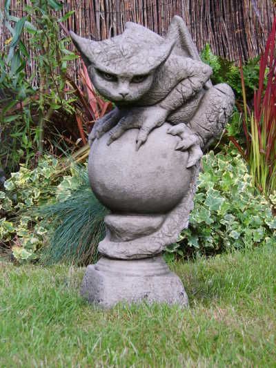 Gartenfigur „OSCAR“, lauernder Gargoyle, © by Fiona Scott – Original von Vidr…