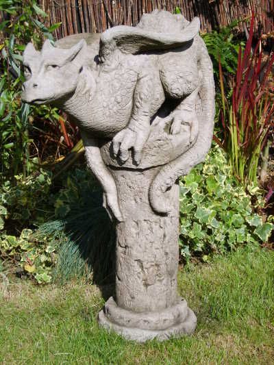 Gartenfigur „THERON“, Drache auf Säule, © by Fiona Scott – Original von Vidro…