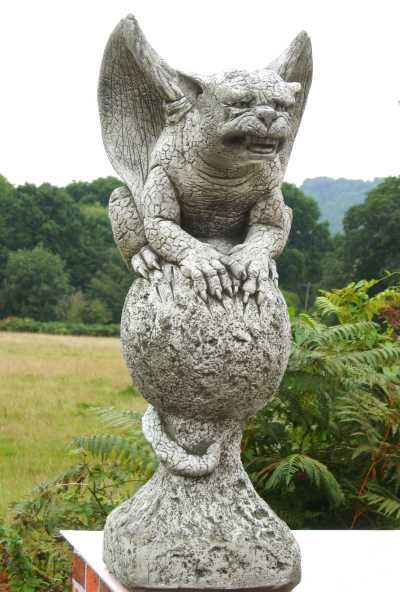 Gartenfigur „GAVIN“, Gargoyle auf Kugel, © by Fiona Scott – Original von Vidr…