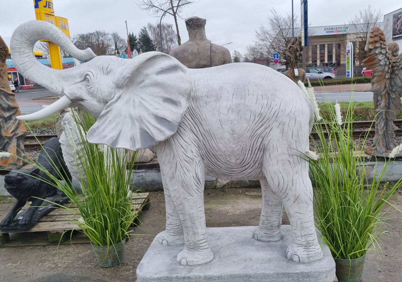 Gartenfigur Elefant XXXL auf Sockel mit Stoßzähnen, grau patiniert