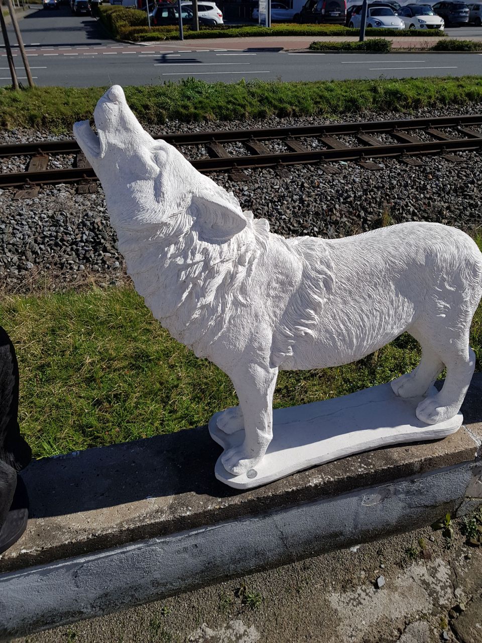 Gartenfigur Heulender Wolf weiß