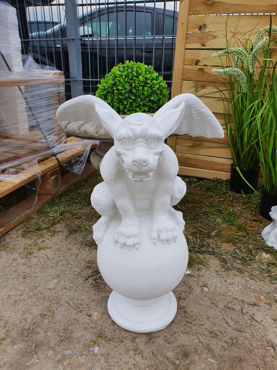 Gartenfigur Gargoyle auf Kugel, groß 2er Set, verschiedene Farben