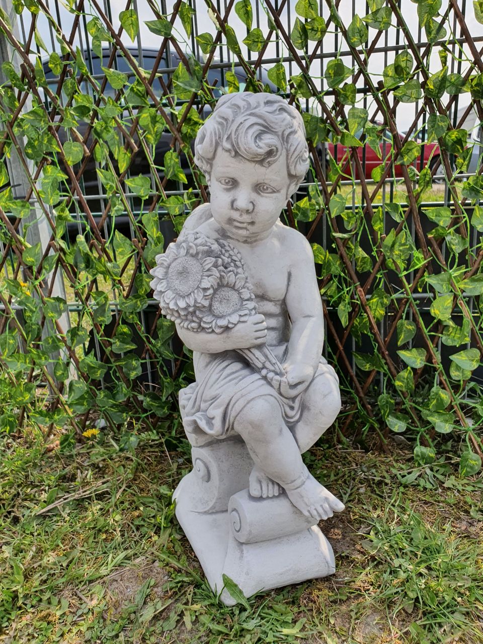 Gartenfigur Engeljunge mit Blume, Antik