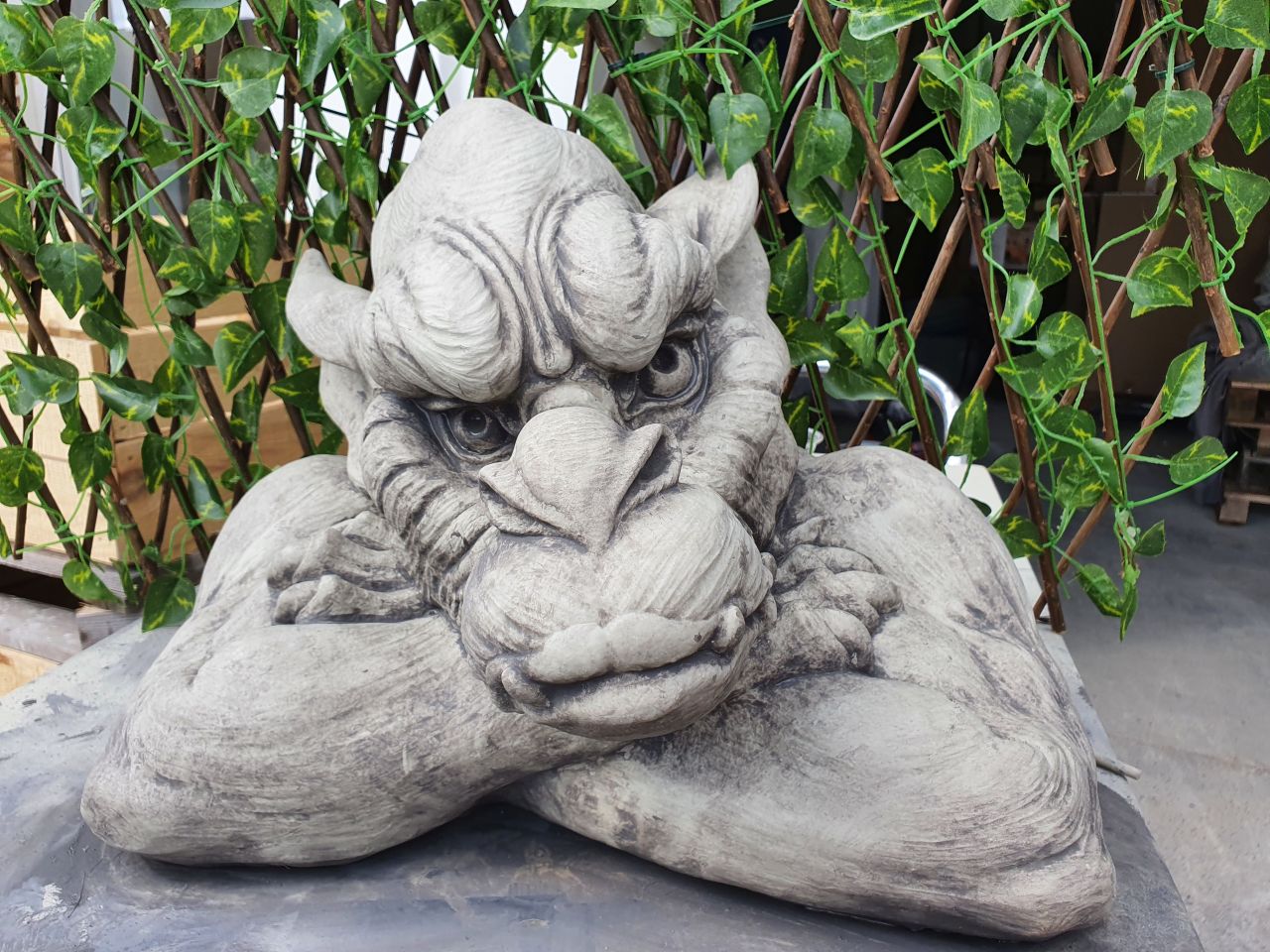 Gartenfigur Fensterhocker Gargoyle, Antik