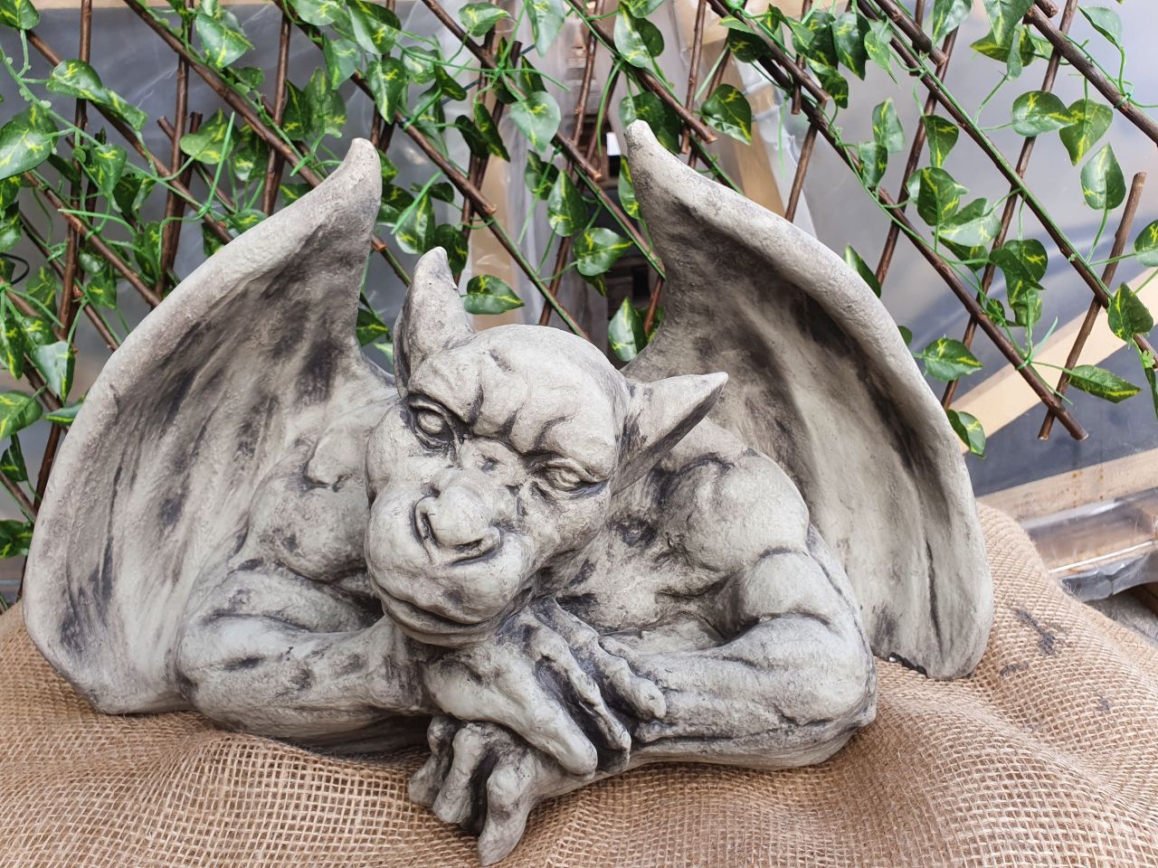 Gartenfigur Fensterhocker Gargoyle, Antik