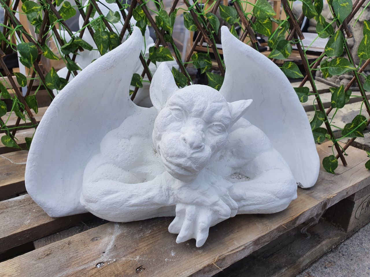 Gartenfigur Fensterhocker Gargoyle, Weiß