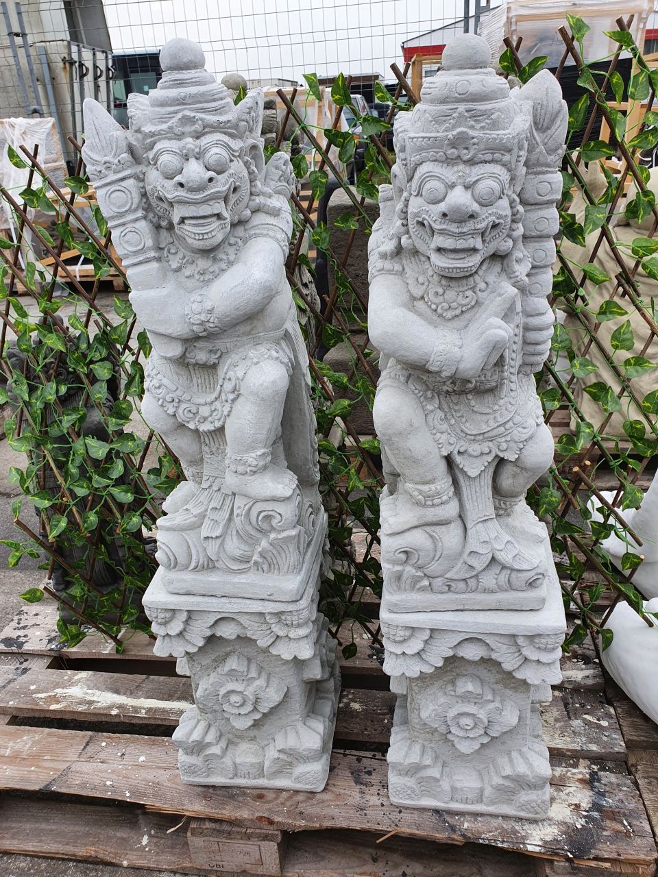 Gartenfigur Bali Krieger 2er Set ohne Sockel verschiedene Farben