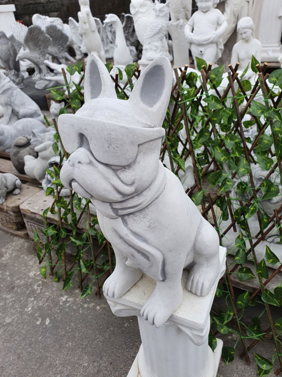 Gartenfigur Dogge „Cool“ mit Brille, antik-grau