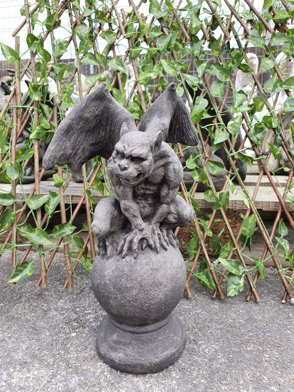 Gartenfigur Gargoyle auf Kugel, klein, grau