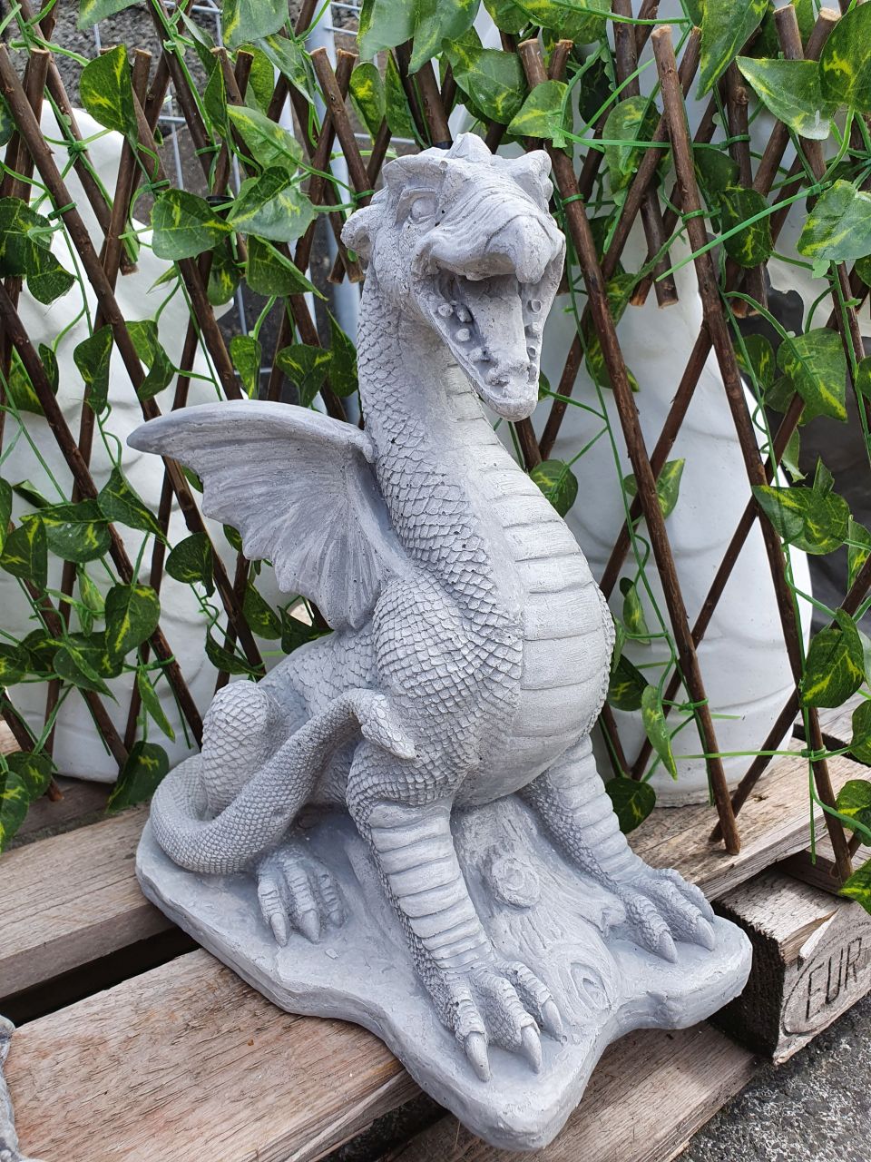 Gartenfigur Drache, antik grau