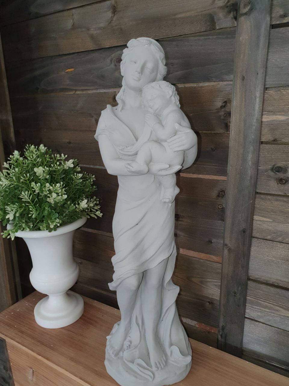 Gartenfigur „Frau mit Kind“, verschiedene Farben