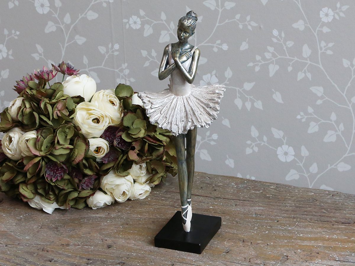 Ballerina stehend von Chic Antique