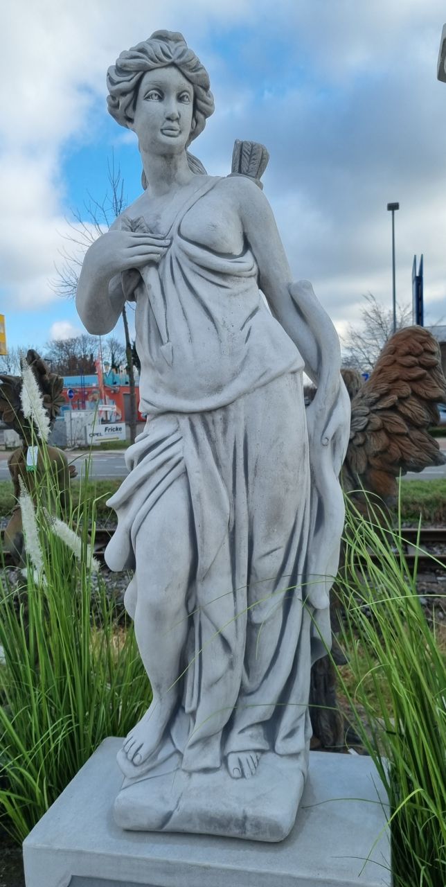 Gartenfigur Jägerin „Diana“, antik grau