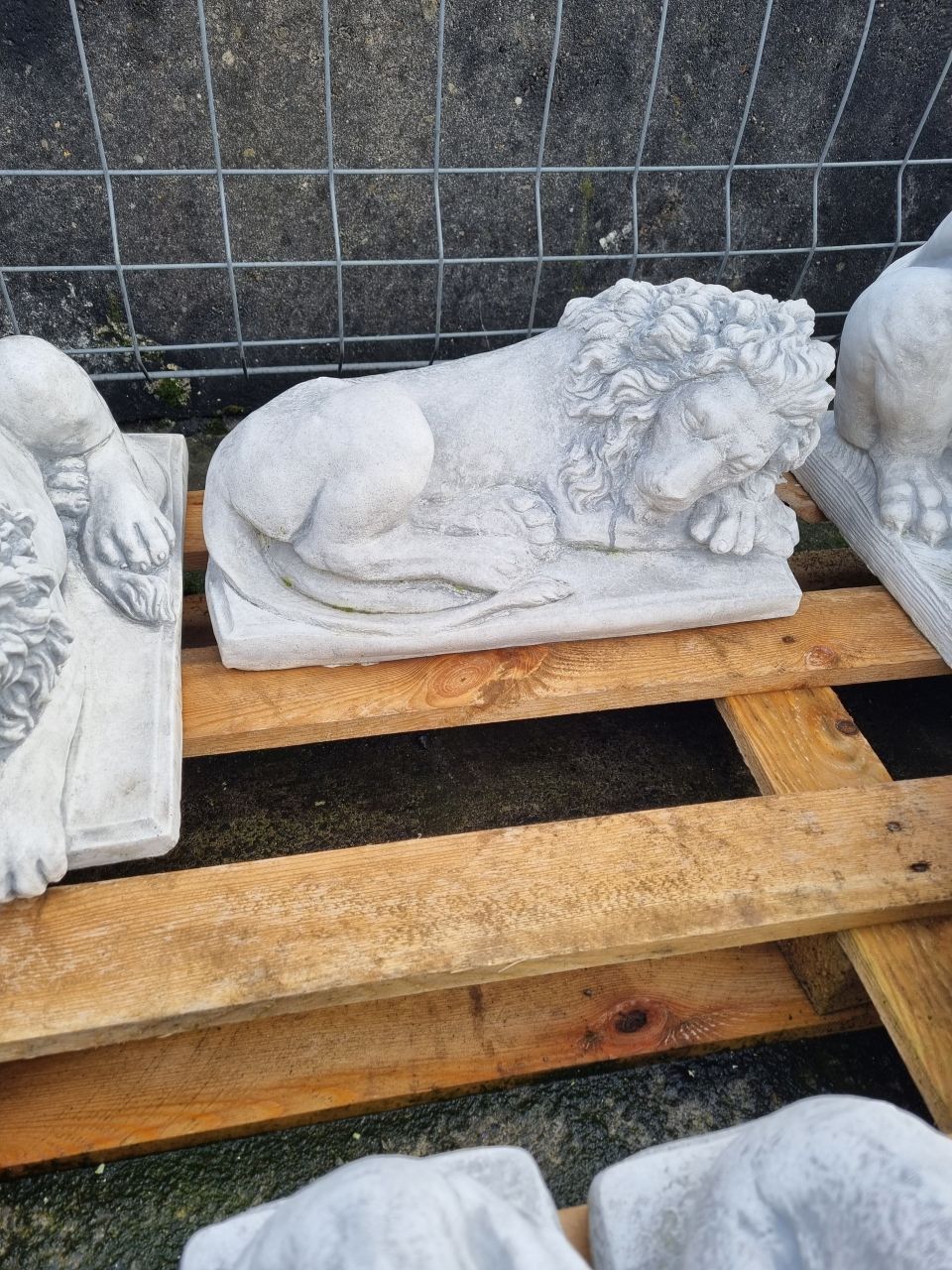 Gartenfigur Kleiner Löwe liegend Typ 1, antik patiniert