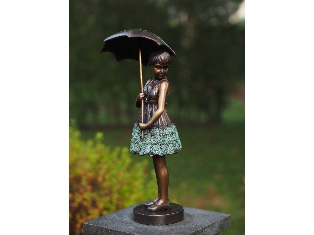 Bronzefigur Mädchen mit Regenschirm