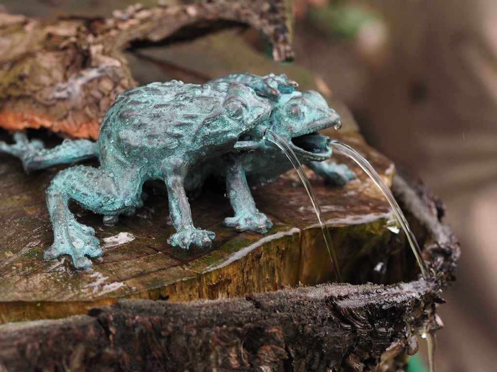 Bronzefigur Froschpaar als Wasserspeier