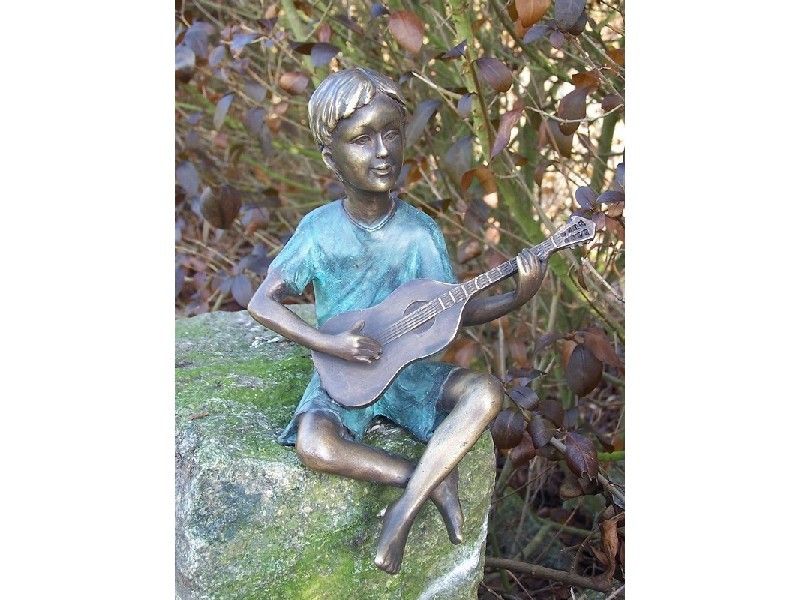 Bronzefigur Junge mit Gitarre