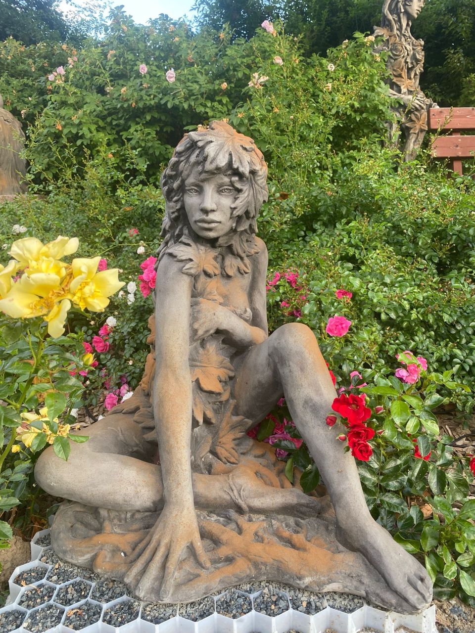 Gartenfigur Baumhüterin „AHORN“, Steinguss, Rosteffekt – Original von Vidroflor