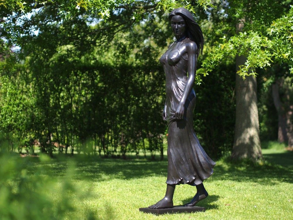 Bronzefigur Emily stehend, black